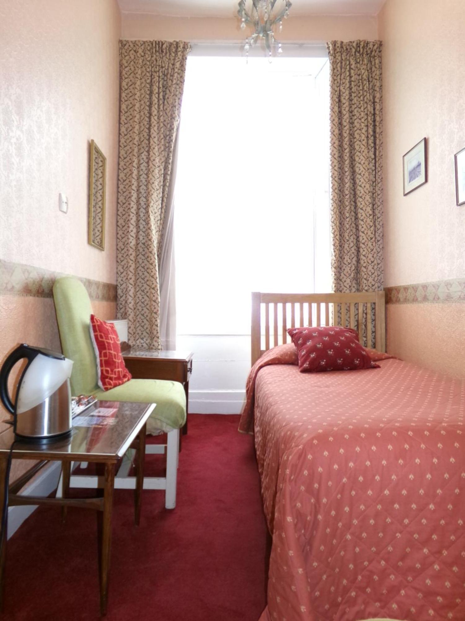 Chambre Simple avec Toilettes et Douche Communes